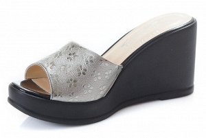 Шлепки Размер женской обуви x: 37
Полнота обуви: Тип «F» или «Fx»
Вид обуви: Шлепанцы
Материал верха: Натуральная кожа
Стиль: Городской
Каблук/Подошва: Танкетка
Высота каблука (см): 8
Высота платформы