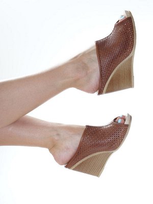 Шлепки Страна производитель: Турция
Вид обуви: Шлепанцы
Размер женской обуви x: 36
Полнота обуви: Тип «F» или «Fx»
Материал верха: Натуральная кожа
Материал подкладки: Натуральная кожа
Каблук/Подошва:
