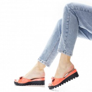 Шлепки Страна производитель: Турция
Размер женской обуви x: 38
Полнота обуви: Тип «F» или «Fx»
Вид обуви: Шлепанцы
Материал верха: Лаковая кожа натуральная
Материал подкладки: Натуральная кожа
Стиль: 