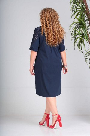 Платье Платье SandyNA 13699 синий 
Состав ткани: Хлопок-100%; 
Рост: 170 см.

Платье расширенного к низу силуэта, длиной 105,0см, с втачным покроем рукава и центральной застежкой на петли и пуговицы.