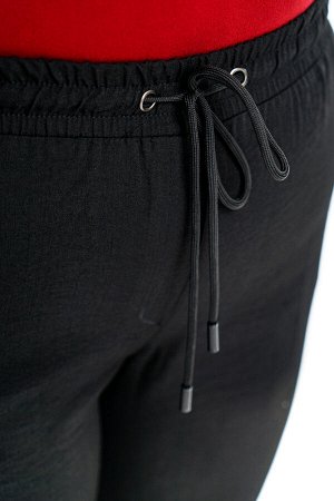 Брюки-1728 Брюки на кулиске искусственный шелк черный

      Элегантные брюки из мягкой струящейся ткани с модным эффектом крэш. Модель отлично сидит за счет эластичной резинки на поясе. С помощью кул