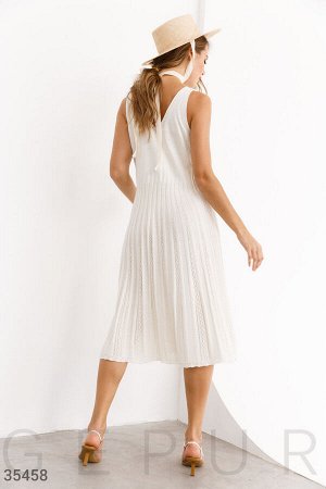 Белое вязаное платье