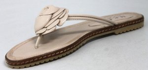 Шлепки Страна производитель: Китай
Полнота обуви: Тип «F» или «Fx»
Вид обуви: Шлепанцы
Материал верха: Натуральная кожа
Стиль: Городской
Цвет: Бежевый
Каблук/Подошва: Плоская подошва
Форма мыска/носка