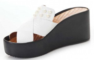 Шлепки Размер женской обуви: 36, 36, 37
натуральная кожа
стелька - натуральная кожа
танкетка 8 см
платформа 4 см
в размер