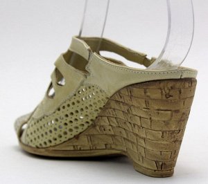 Шлепки Страна производитель: Турция
Вид обуви: Сабо
Размер женской обуви x: 36
Полнота обуви: Тип «F» или «Fx»
Материал верха: Натуральная кожа
Материал подкладки: Натуральная кожа
Каблук/Подошва: Тан