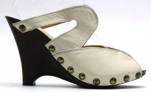 Шлепки Страна производитель: Россия
Размер женской обуви x: 36
Полнота обуви: Тип «F» или «Fx»
Материал верха: Натуральная кожа
Материал подкладки: Натуральная кожа
Стиль: Городской
Каблук/Подошва: Та