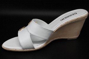 Шлепки Страна производитель: Турция
Полнота обуви: Тип «F» или «Fx»
Материал верха: Лаковая кожа искусственная
Материал подкладки: Натуральная кожа
Стиль: Городской
Цвет: Белый
Каблук/Подошва: Танкетк