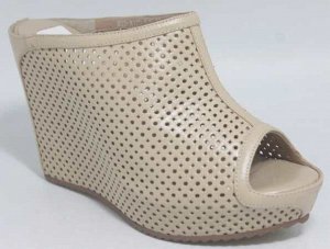 Шлепки Страна производитель: Китай
Вид обуви: Сабо
Полнота обуви: Тип «F» или «Fx»
Материал верха: Натуральная кожа
Материал подкладки: Натуральная кожа
Каблук/Подошва: Танкетка
Высота каблука (см): 1