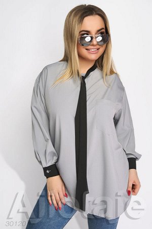 Блузка светло-серого цвета с воротником аскот