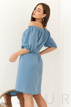 Голубое платье-мини с открытой линией плеча