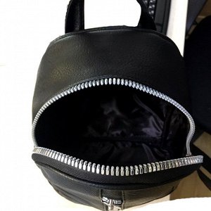 Модный рюкзачок Evelin из прочной эко-кожи с массивной фурнитурой пудрового цвета.