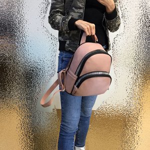 Модный рюкзачок Evelin из прочной эко-кожи с массивной фурнитурой пудрового цвета.