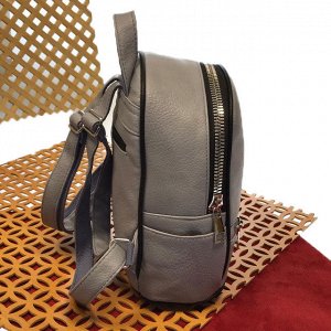 Модный рюкзачок Aiman из прочной эко-кожи с массивной фурнитурой дымчатого цвета.