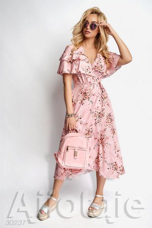 Розовое платье на запах с оборочками