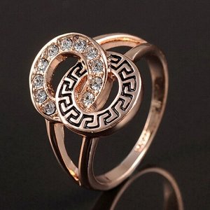 Кольцо Позолоченное розовым золотом 750 пробы (18K Gold Plated) кольцо в виде двух различных по стилю исполнения, скованных кругов с кристаллами Swarovski Stellux, необычно привлекательное колечко!