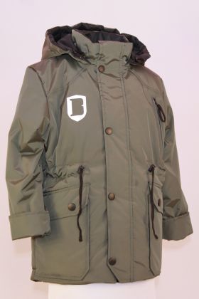 Хаки Современная куртка для мальчика из непромокаемых и непродуваемых тканей с дополнительной пропиткой, которая позволяет дополнительно изолироваться от проявлений неблагоприятной погодной среды в хо