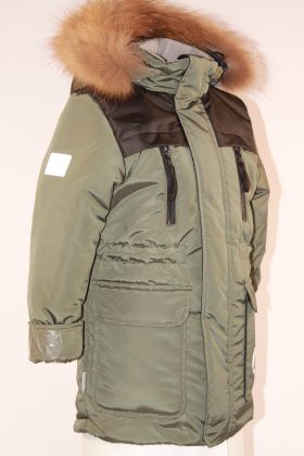 Хаки Куртка из непромокаемой и непродуваемой мембранной ткани, в некоторых вариантах с тефлоновым покрытием. Подклад из флиса (150 г/м2) и Tafetta 190г/м2 , утеплитель Termofinn (300 г/м2) , у куртки 