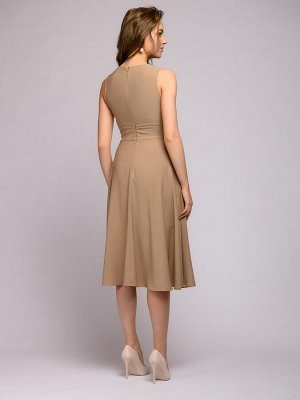 Платье песочного цвета длины миди без рукавов с декоративной драпировкой на груди