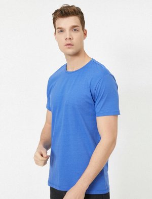 футболка Материал: %70 Хлопок Параметры модели: рост: 188 cm, грудь: 99, талия: 75, бедра: 95 Надет размер: L