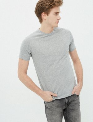 футболка Материал: %100 Хлопок Параметры модели: рост: 187 cm, грудь: 94, талия: 77, бедра: 94 Надет размер: M