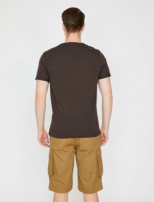 футболка Материал: %100 Хлопок Параметры модели: рост: 188 cm, грудь: 97, талия: 75, бедра: 95 Надет размер: M