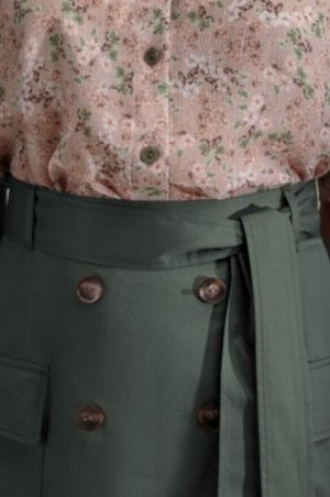 Костюм Комплект состоит из блузки и юбки. Блузка полуприлегающего силуэта со слегка спущенной линией плеча. Перед с нагрудными вытачками, стояче-отложным воротником и центральной застёжкой на петли и 