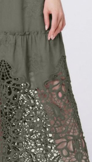 Платье Женственное платье свободного силуэта с поясом, который продевается в узкие шлёвки на талии. Открытые рукава со сборкой. Широкий V-образный вырез горловины. Застёжка в среднем шве спинки на пот