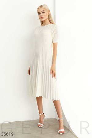 Вязаное белое платье с ажурной кокеткой