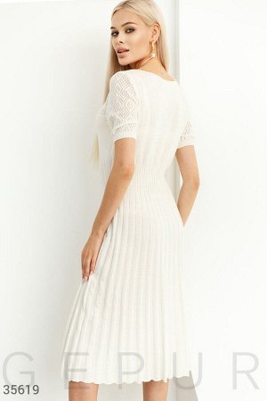 Вязаное белое платье с ажурной кокеткой