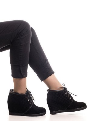Ботинки Страна производитель: Китай
Полнота обуви: Тип «F» или «Fx»
Материал верха: Замша
Цвет: Черный
Материал подкладки: Натуральная кожа
Стиль: Городской
Форма мыска/носка: Закругленный
Каблук/Подо