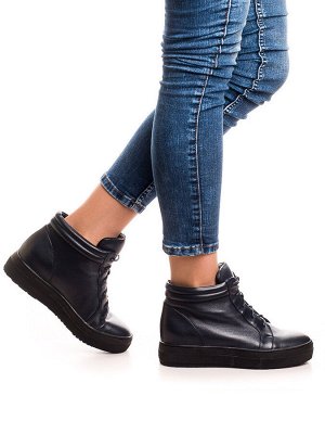 Ботинки Страна производитель: Китай
Полнота обуви: Тип «F» или «Fx»
Материал верха: Натуральная кожа
Цвет: Синий
Материал подкладки: Байка
Стиль: Городской
Форма мыска/носка: Закругленный
Каблук/Подош