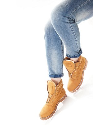 Ботинки Страна производитель: Китай
Полнота обуви: Тип «F» или «Fx»
Цвет: Бежевый
Материал подкладки: Искусственная кожа
Стиль: Повседневный
Форма мыска/носка: Круглый
Каблук/Подошва: Каблук
Высота ка