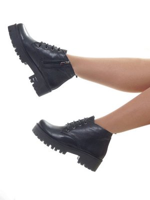 Ботинки Страна производитель: Китай
Полнота обуви: Тип «F» или «Fx»
Материал верха: Натуральная кожа
Цвет: Черный
Материал подкладки: Байка
Стиль: Городской
Форма мыска/носка: Закругленный
Каблук/Подо