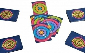 Диско! В этой игре для семьи и компаний друзей игрокам предстоит проявить смекалку и скорость мысли - избавиться от карт с кругами раньше остальных. Игра состоит из 73 карт с кругами и цифрами на них.