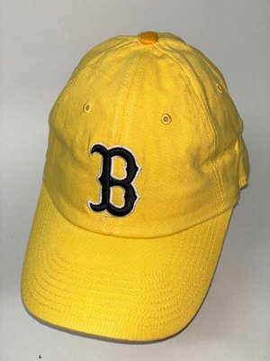 Бейсболка Желтая бейсболка с черно-белой вышивкой на тулье  №9405