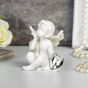 Сувенир "Белоснежный ангел обнимающий хрустальное сердце"