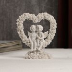 Сувенир полистоун &quot;Белоснежные ангелы в цветочном сердце&quot; 9,3х8,2х4,6 см