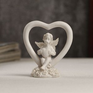 Сувенир полистоун "Белоснежный ангелочек с сердечком в сердце" 6х5,5х3 см