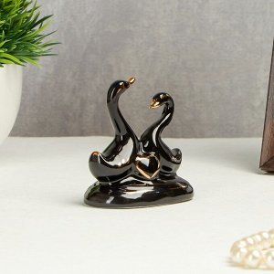 Сувенир керамика "Два лебедя в пруду с сердцем" чёрный с золотом 6х6х4 см