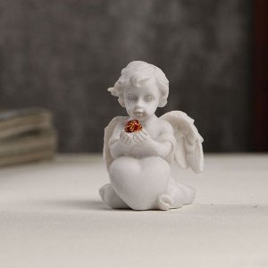 Сувенир полистоун "Белоснежный ангел с сердцем и красным кристаллом" 5,5х3,7х4 см