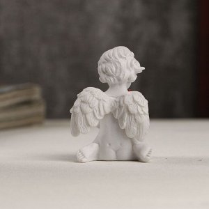 Сувенир полистоун "Белоснежный ангел с сердцем и красным кристаллом" 5.5х3.7х4 см