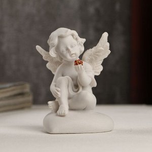 Сувенир полистоун "Белоснежный ангел на сердце с красным шариком" 8х5,5х5,4 см