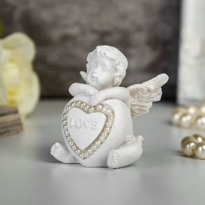 Сувенир полистоун "Ангелок с сердечком" с жемчужинами. 6х4.5х3.5 см
