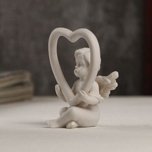Сувенир полистоун "Белоснежный ангелочек с сердцем" 6.4х5.1х4.5 см