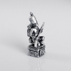 Сувенир полистоун «Французский солдат», серебряный