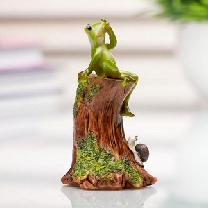 Сувенир полистоун миниатюра "Лягушонок на пне с улиткой" 8.5х4.5х5 см