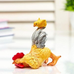 Сувенир полистоун миниатюра &quot;Петя-петушок играет с цыплёнком&quot; 8х6х9,5 см