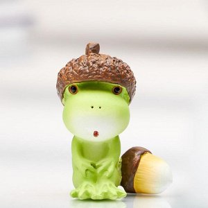 Сувенир полистоун миниатюра "Лягушонок в шапке из жёлудя" 4,5х2,5х3,5 см