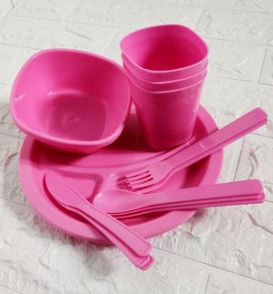 Набор пластиковой посуды на три персоны