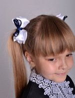 Пара белых атласных бантиков с синей ленточкой
